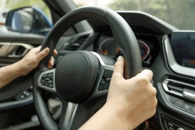 driving car woman hands holding 260nw 2466399291.jpg copie